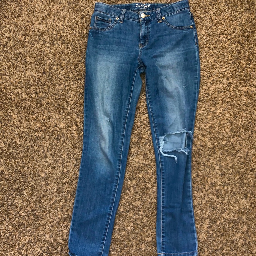 Skinny jeans a with a rip on one knee